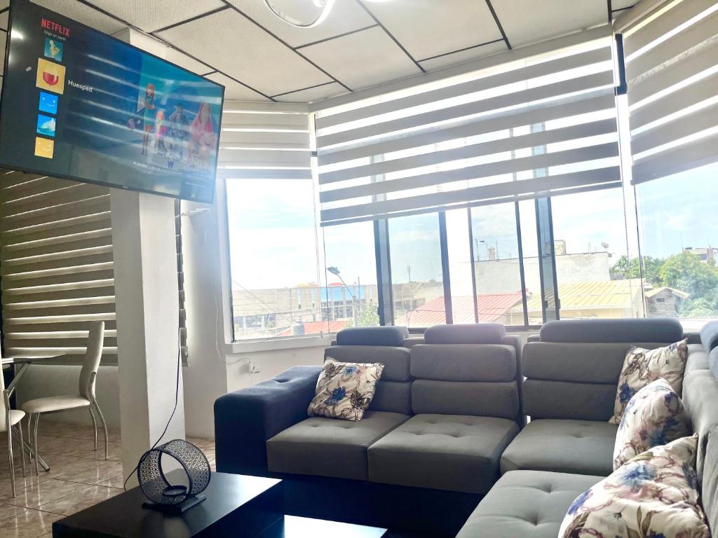 6 habitaciones, 10 camas, amplio y céntrico, 3 parqueos