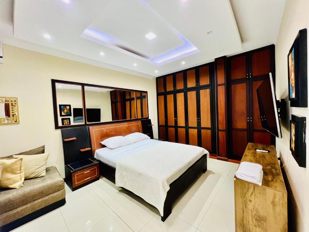 Exclusiva Suite de Lujo con Piscina en Machala Comodidad y Estilo